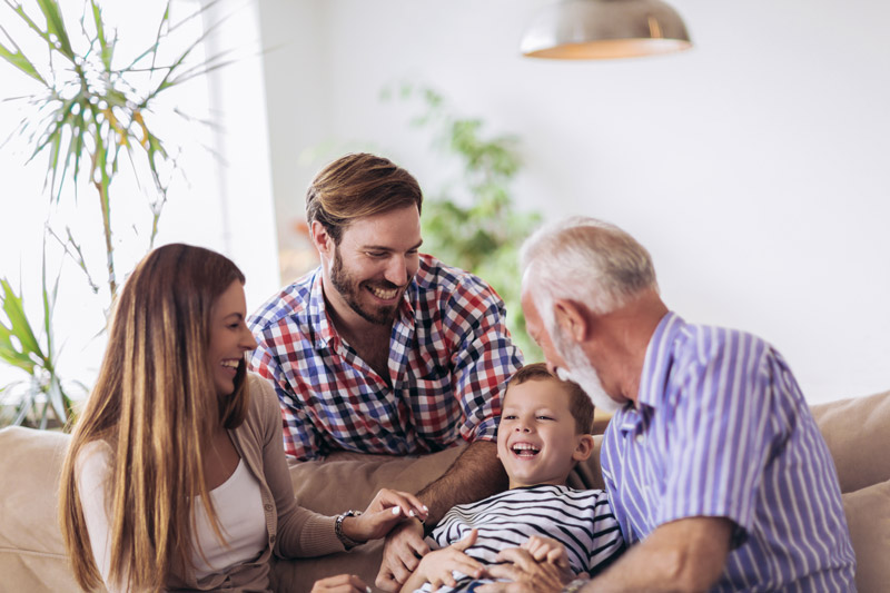 famille heureuse dans son salon